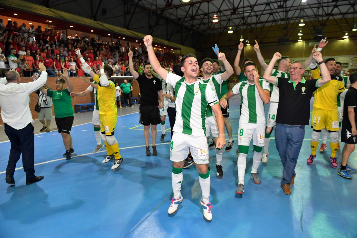 Así fue hace un año la celebración del ascenso del Córdoba Futsal, en imágenes