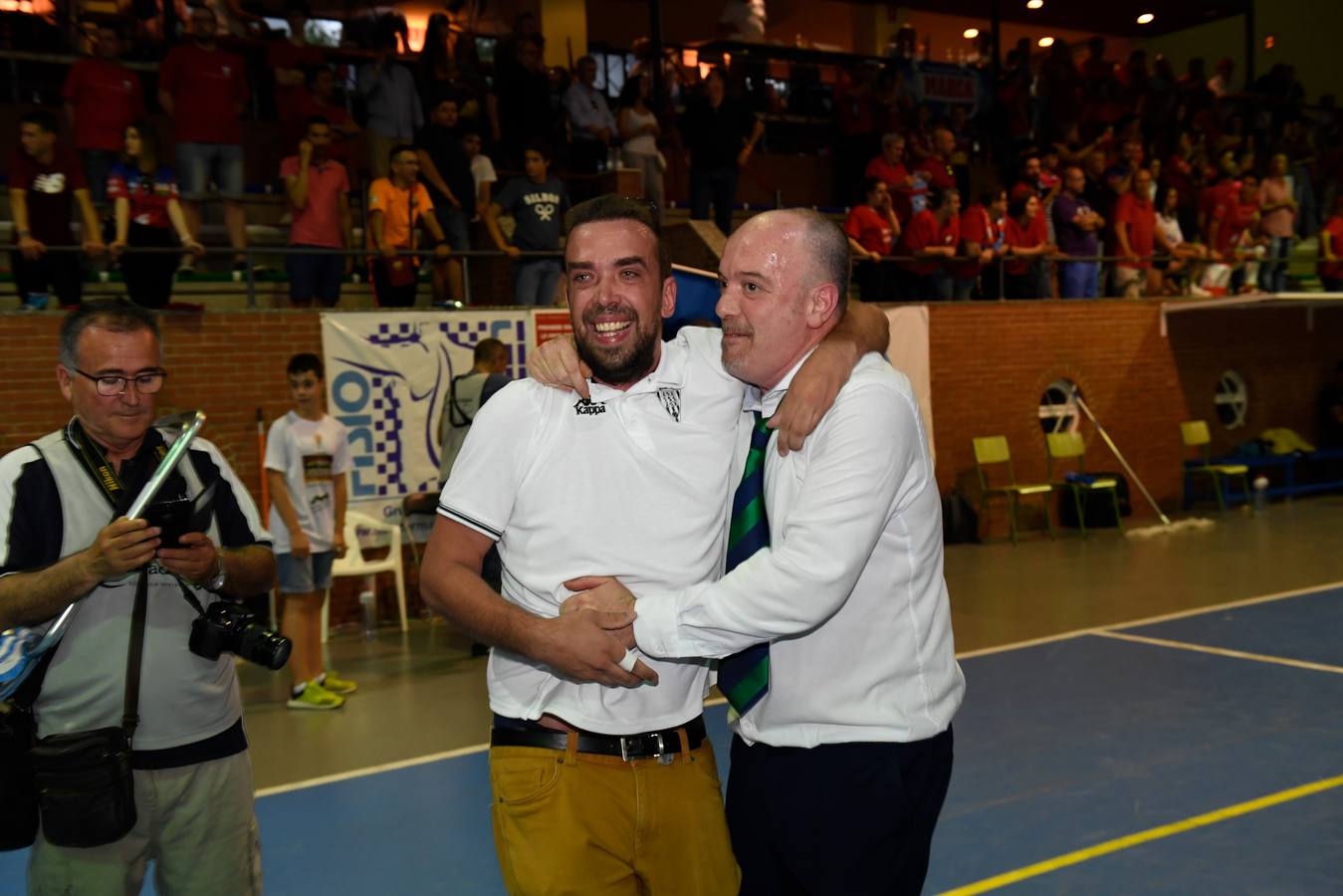 Así fue hace un año la celebración del ascenso del Córdoba Futsal, en imágenes