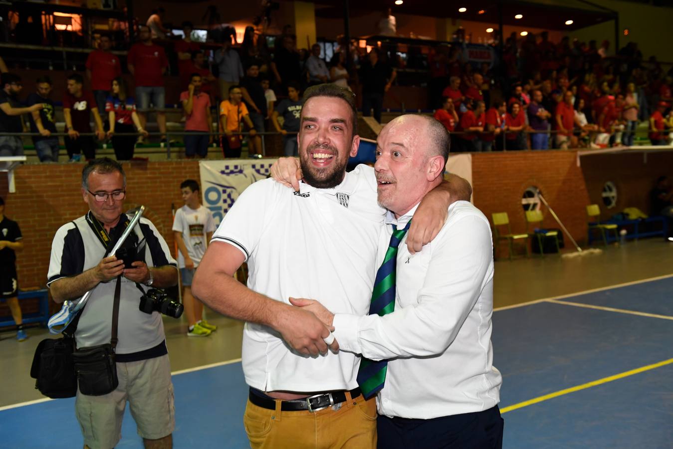 Así fue hace un año la celebración del ascenso del Córdoba Futsal, en imágenes