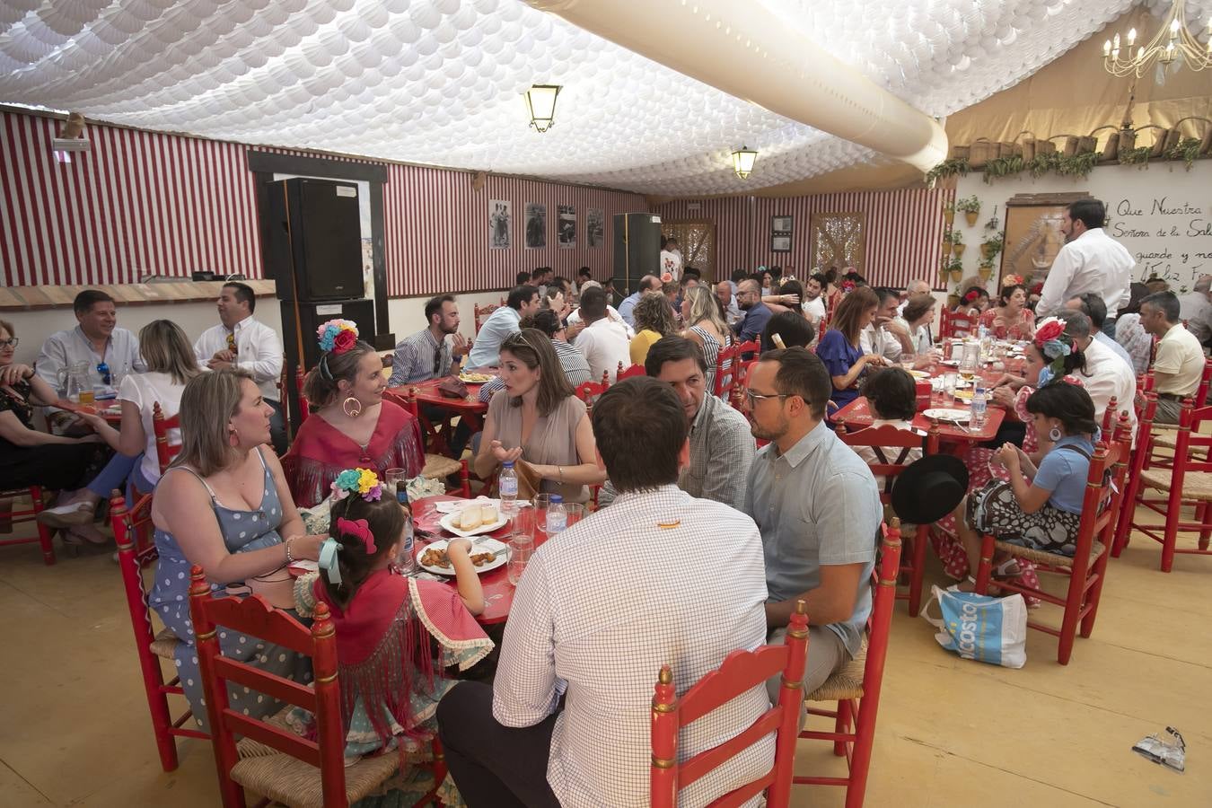 El ambiente en las casetas del último sábado de Feria de Córdoba, en imágenes