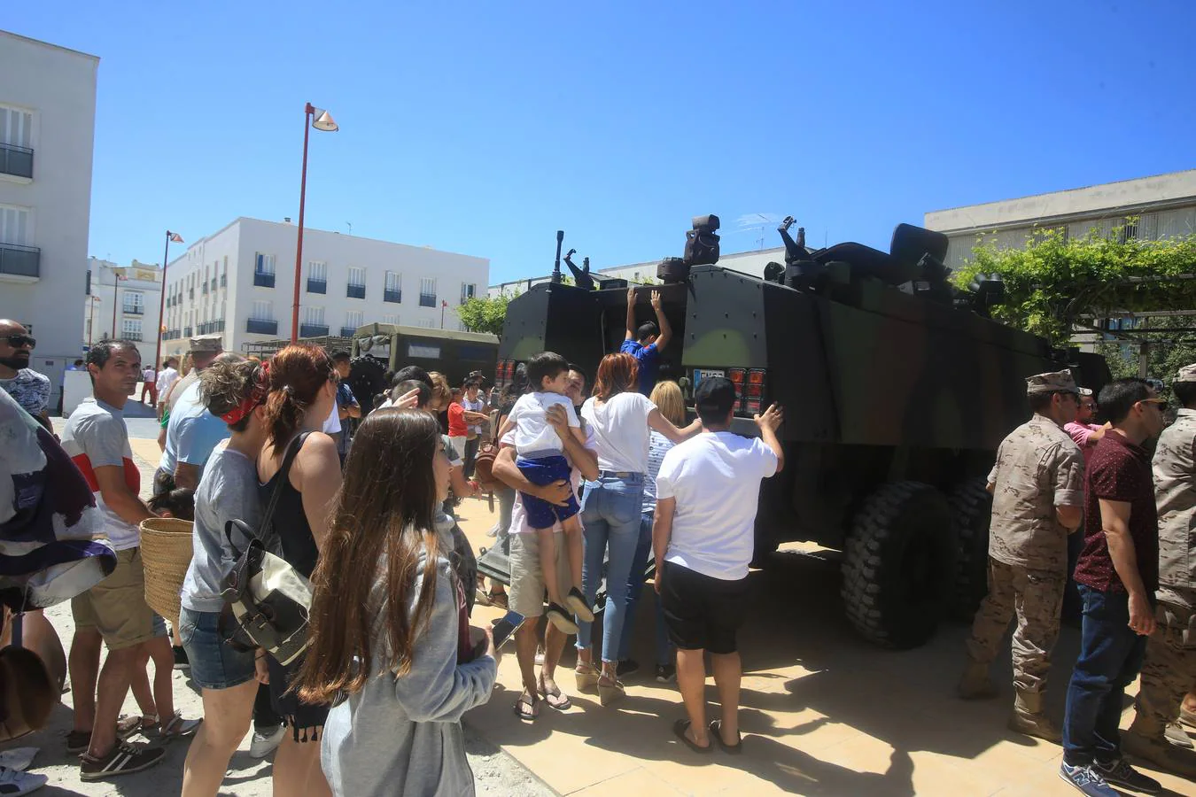 Fotos: Cádiz celebra el Día de las Fuerzas Armadas