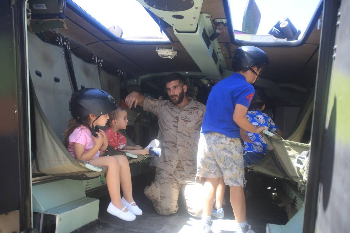 Fotos: Cádiz celebra el Día de las Fuerzas Armadas