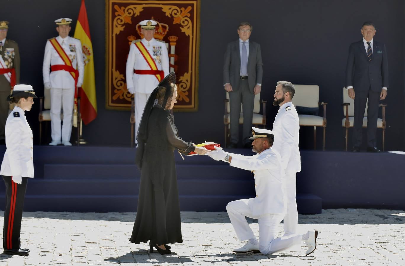 En imágenes, broche final a la semana de las Fuerzas Armadas en Sevilla