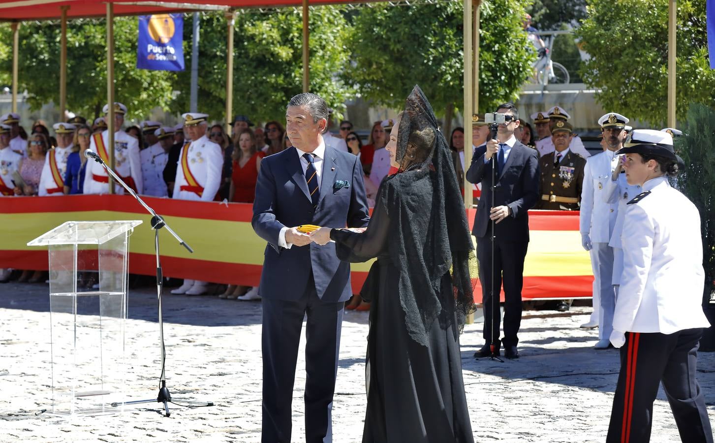 En imágenes, broche final a la semana de las Fuerzas Armadas en Sevilla