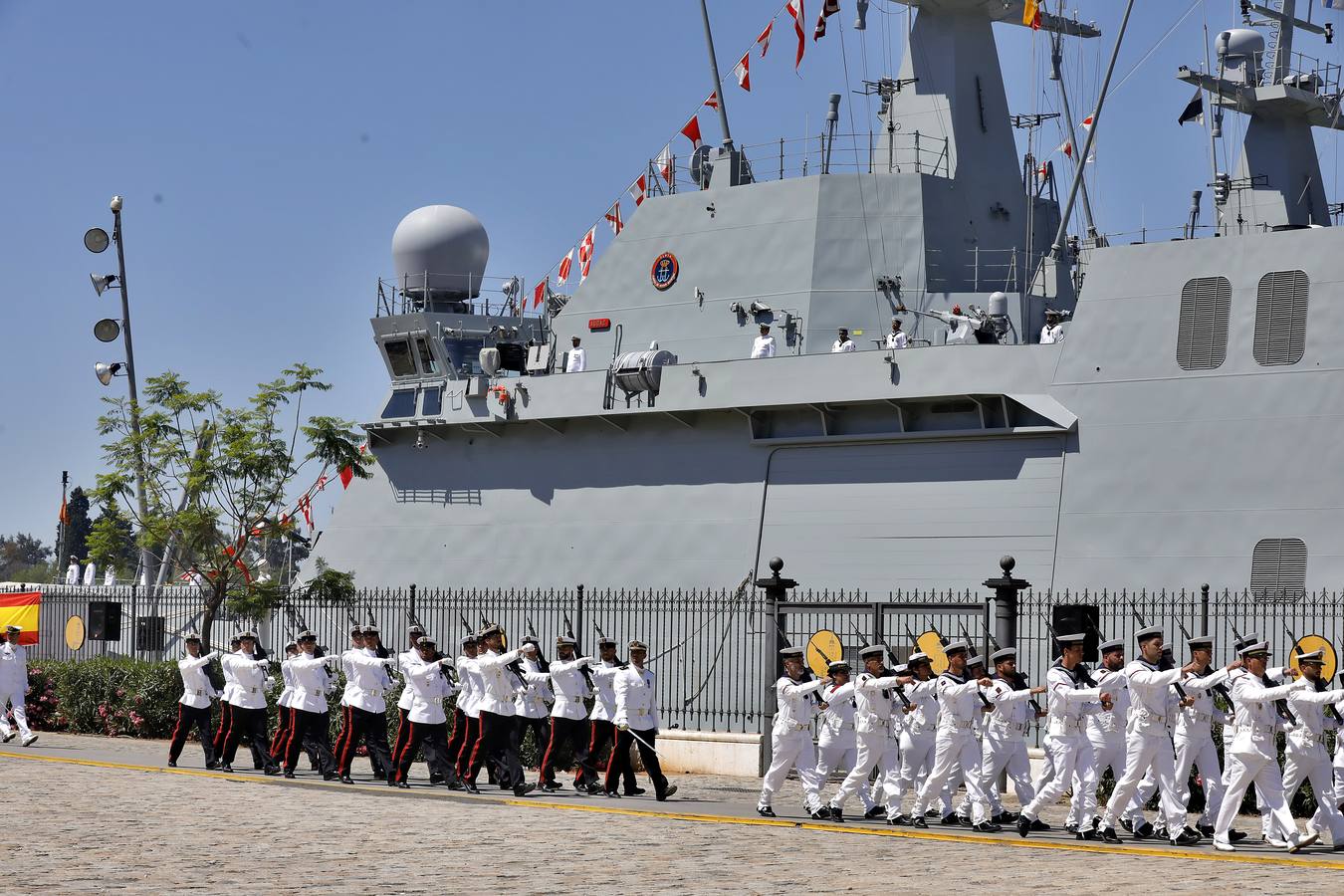 En imágenes, broche final a la semana de las Fuerzas Armadas en Sevilla