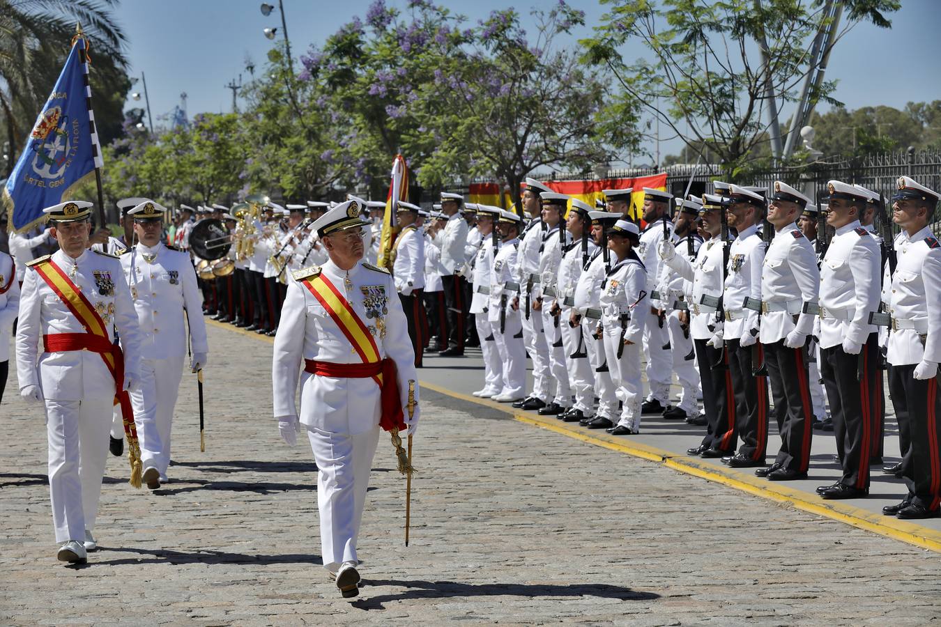 En imágenes, broche final a la semana de las Fuerzas Armadas en Sevilla