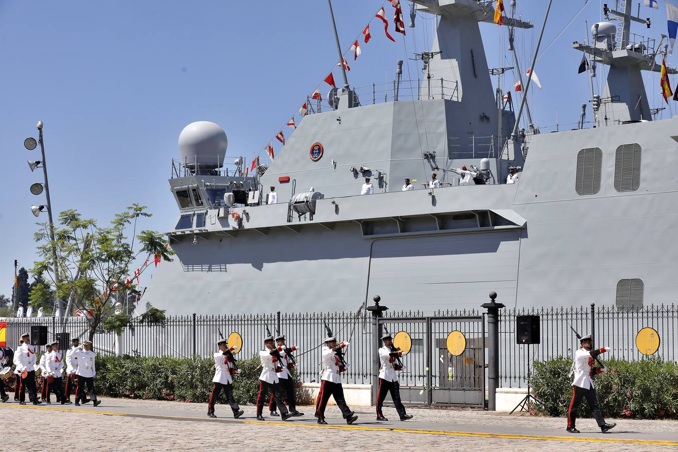 En imágenes, broche final a la semana de las Fuerzas Armadas en Sevilla