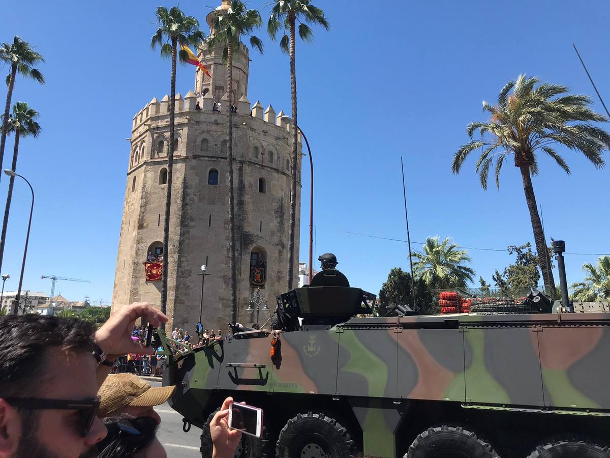 Las mejores imágenes del desfile del Día de las Fuerzas Armadas en Sevilla