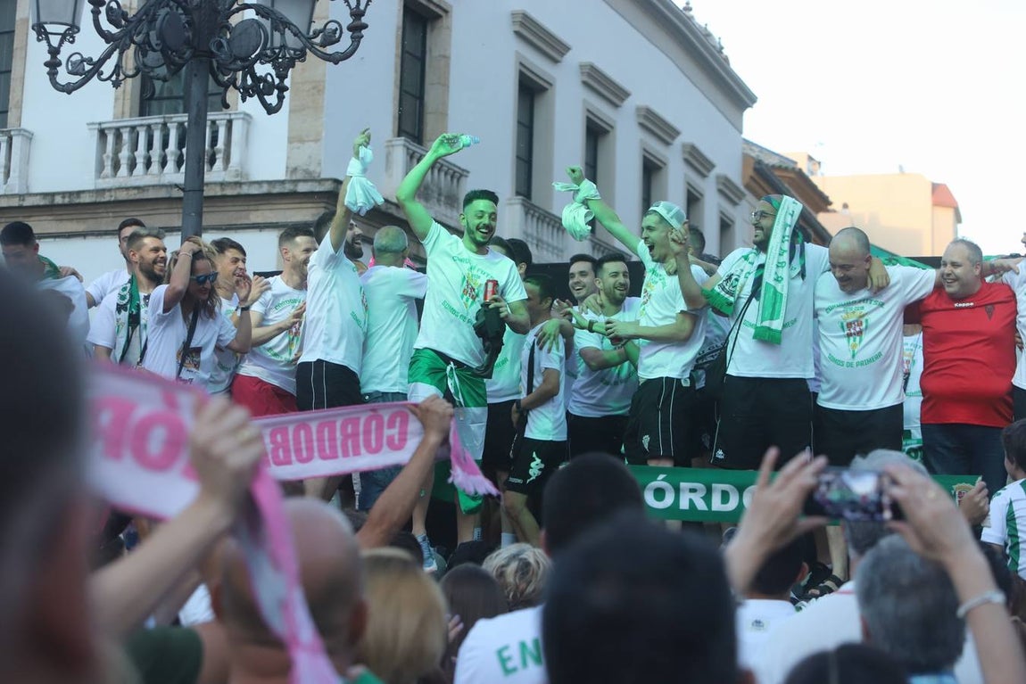 La celebración del ascenso del Córdoba Futsal en las Tendillas, en imágenes