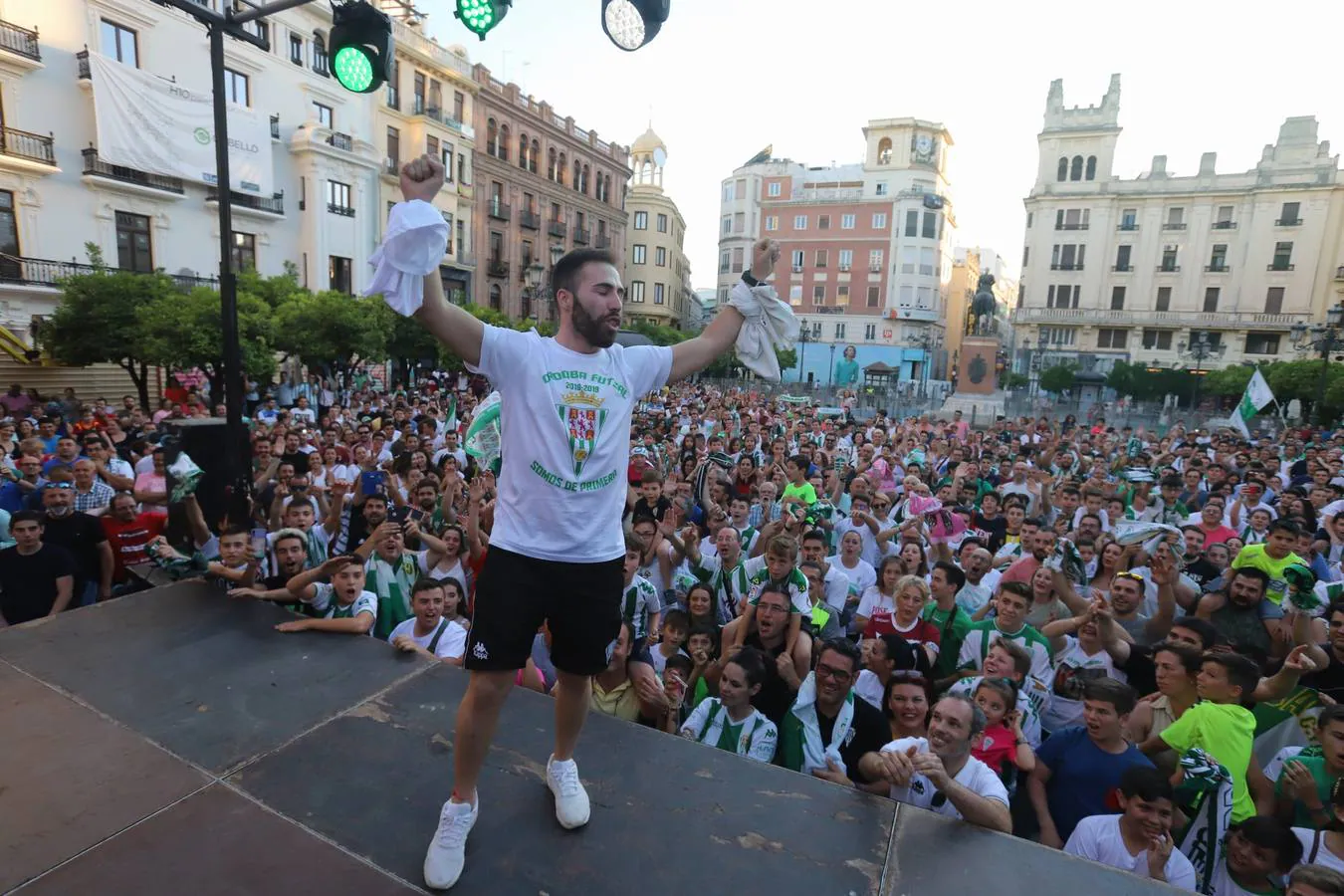 La celebración del ascenso del Córdoba Futsal en las Tendillas, en imágenes