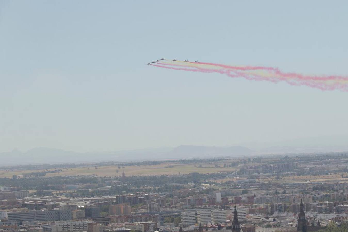 Las mejores imágenes del desfile del Día de las Fuerzas Armadas en Sevilla