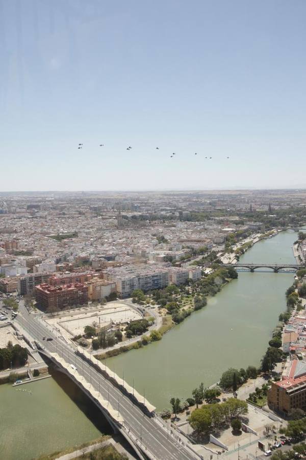 Las mejores imágenes del desfile del Día de las Fuerzas Armadas en Sevilla