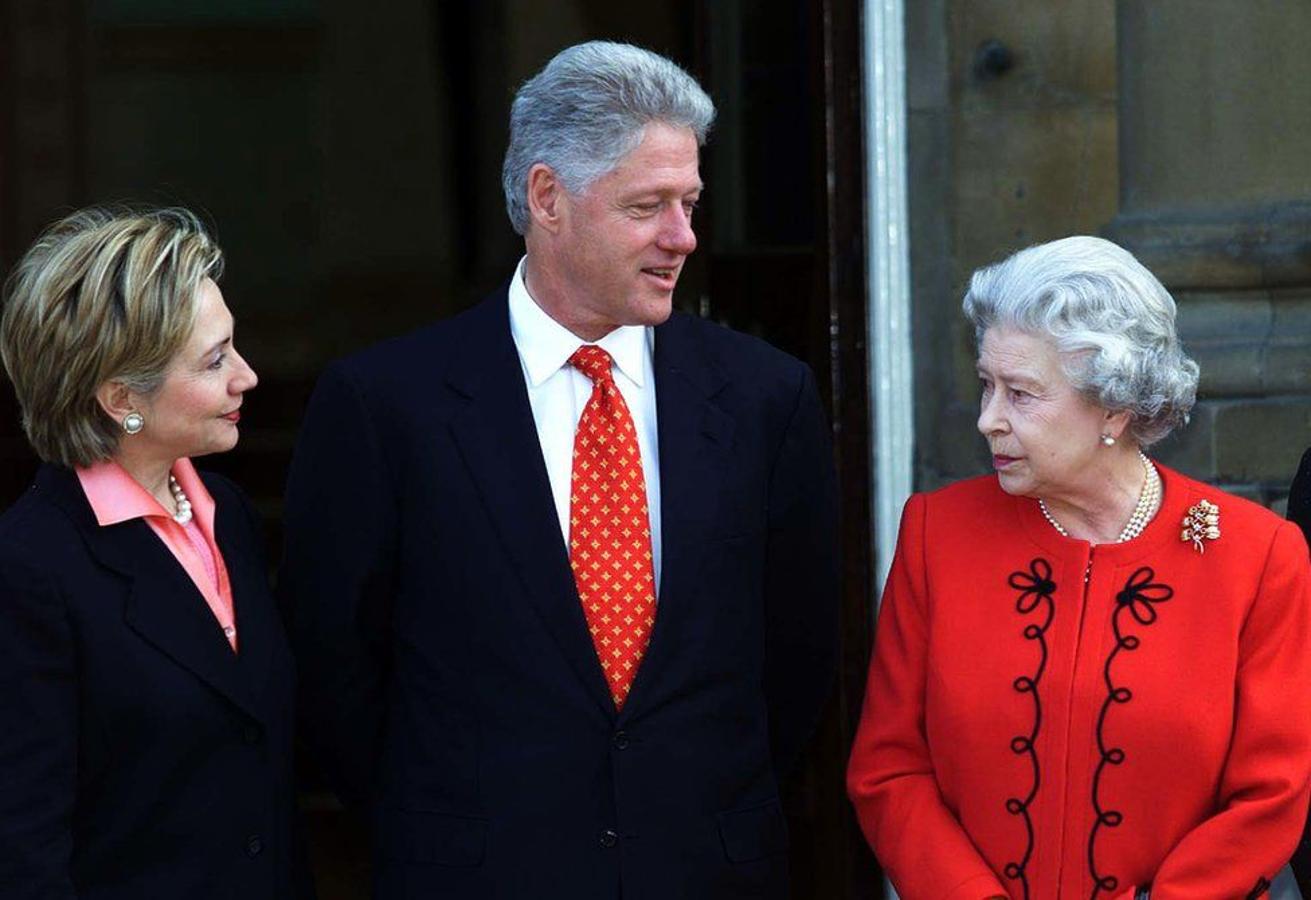 Los presidentes de la Reina. En la fotografía el presidente estadounidense Bill Clinton aparece junto a la Reina británica, la primera dama Hillary Clinton, y la hija del matrimonio, Chelsea, en el Palacio de Buckingham en Londres.