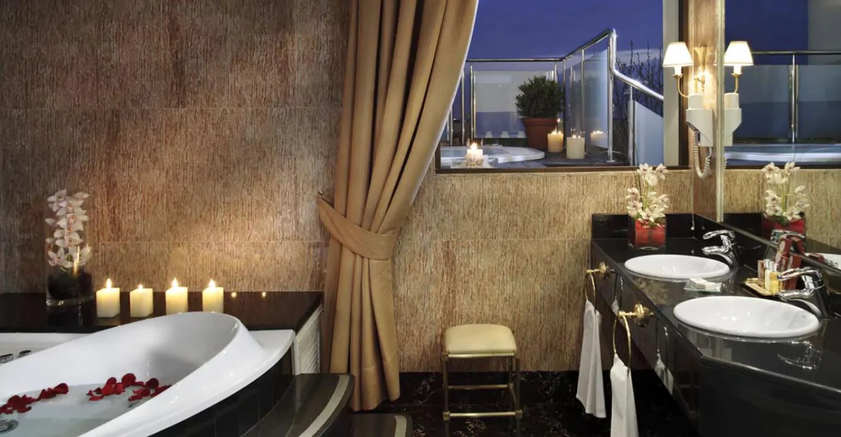 Suite Presidencial. Las suites cuentan con enorme jacuzzi y en el cuarto de baño se sirven productos de estética y belleza de lujo