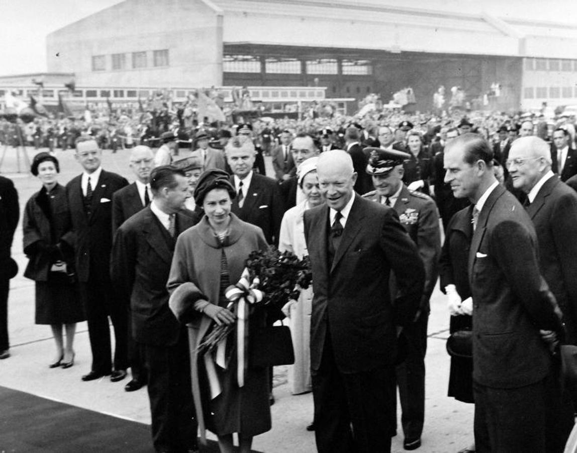 Los presidentes de la Reina. Dwight Eisenhower habla con la reina Isabel y el príncipe Felipe después de su llegada a Washington. Reuters