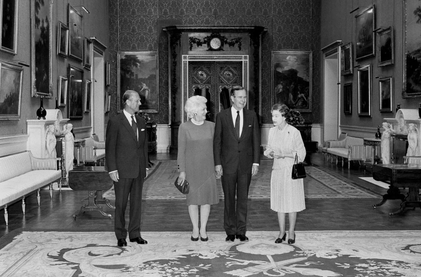 Los presidentes de la Reina. En los noventa, George H.W. Bush fue el primer presidente de aquella década que se reunió con la Reina. A su muerte el año pasado, Isabel II lamentó la pérdida de un «patriota» y «un buen amigo».