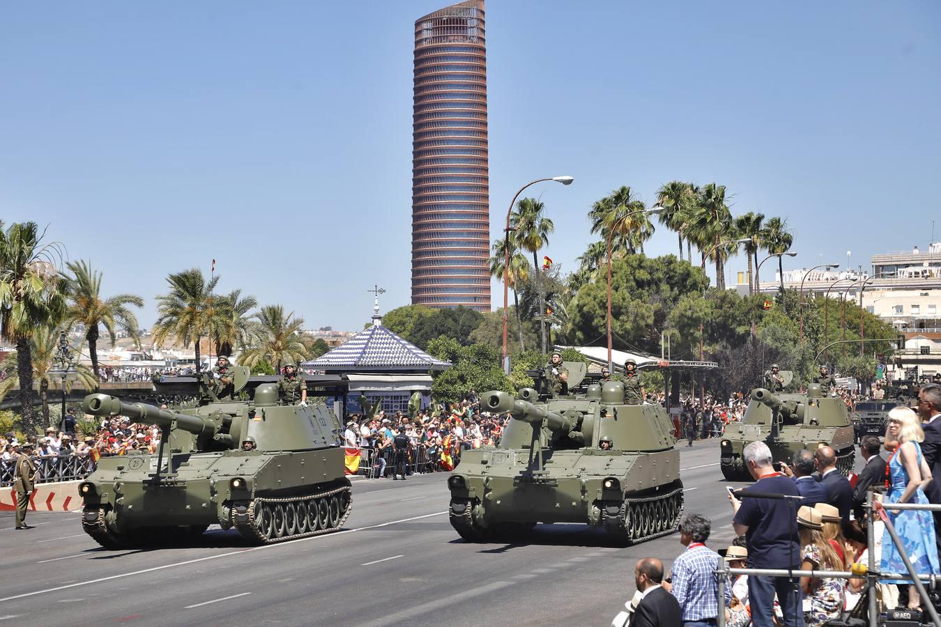 Las mejores imágenes del Día de las Fuerzas Armadas en Sevilla