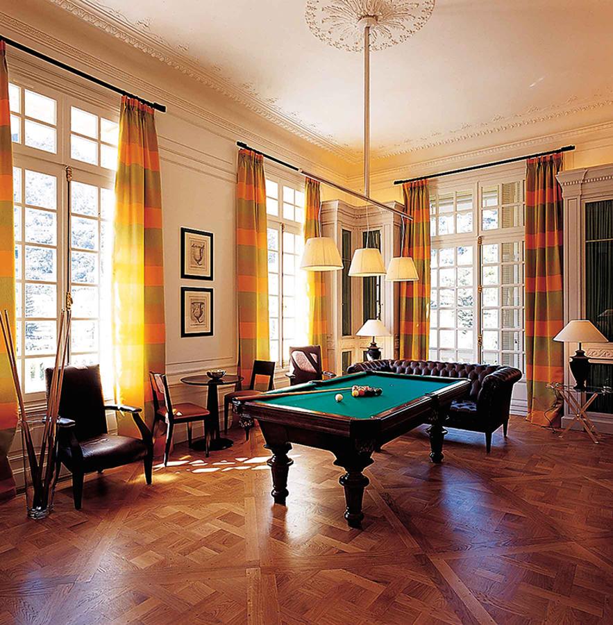 Elegante y con historia. Todos sus salones tienen techos altos, grandes ventanales, columnas y chimeneas. Karl Laguerfeld la usaba como escenario de muchas de sus colecciones dada su elegancia y ubicación. Da acceso al Club de Playa de Montecarlo, a donde se trasladaban constantemente los invitados de la princesa Carlota para divertirse