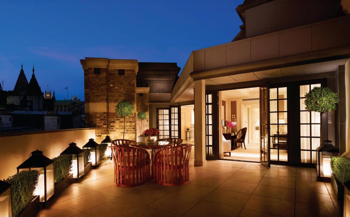 Ubicación excelente. El hotel está en pleno Westminster, una de las zonas más selectas de la capital. Los arquitectos aprovecharon la distribución de su "penthouse" para diseñar una terraza con vistas