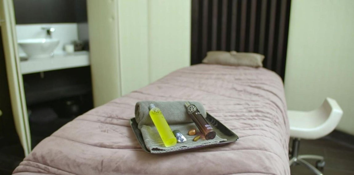 Spa propio. La habitación del hotel cuenta con spa privado y personal formado y constantemente disponible para cubrir las necesidades de los huéspedes. Los cosméticos empleados en sus instalaciones son de casas de belleza y bienestar de lujo