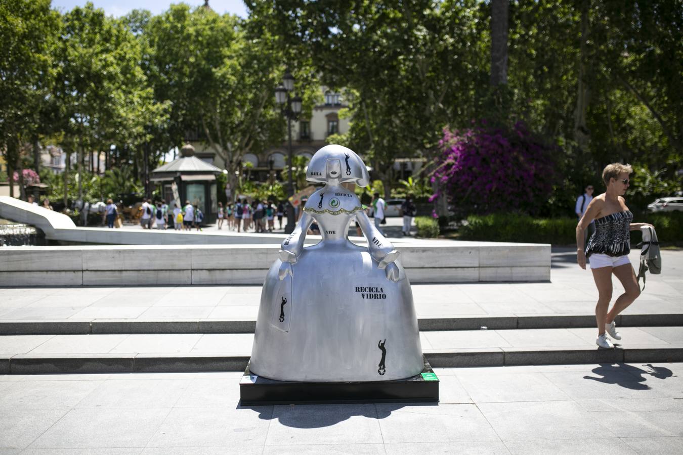 Victorio y Lucchino, Agatha Ruiz de la Prada y Ángel León decoran las «Ecomeninas» en Sevilla