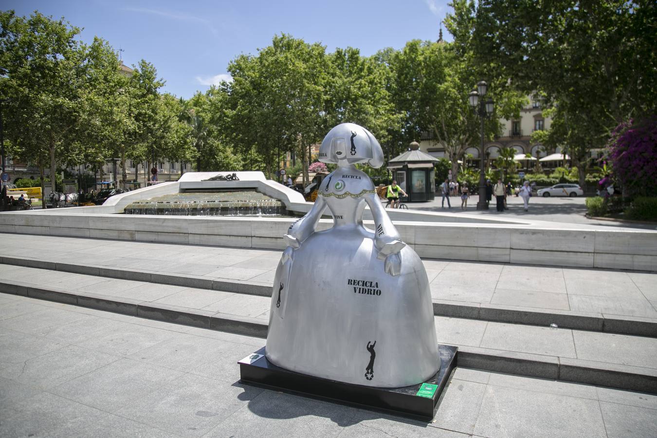 Victorio y Lucchino, Agatha Ruiz de la Prada y Ángel León decoran las «Ecomeninas» en Sevilla