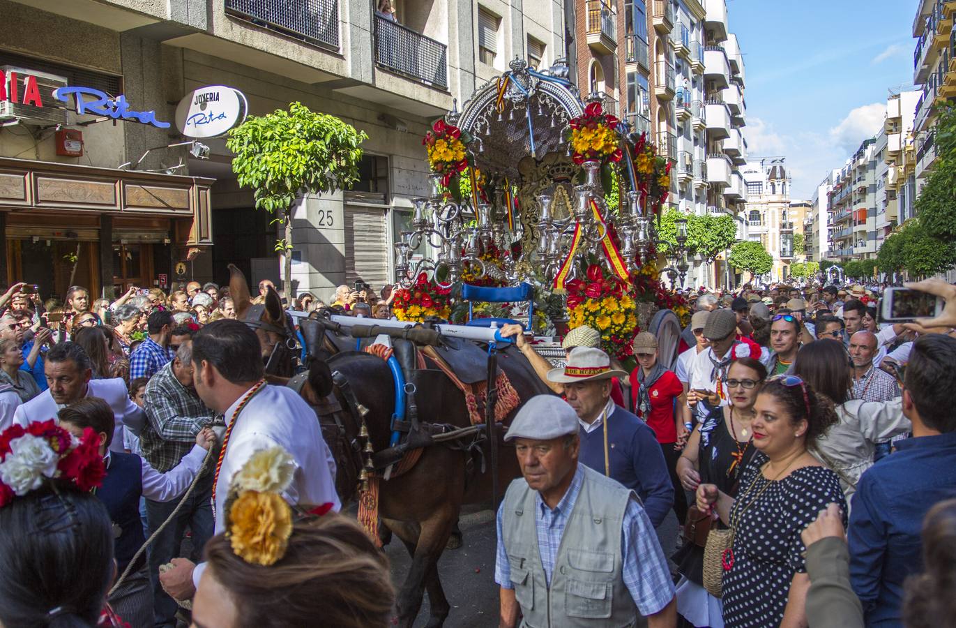 En imágenes, salida de la Hermandad del Rocío de Emigrantes