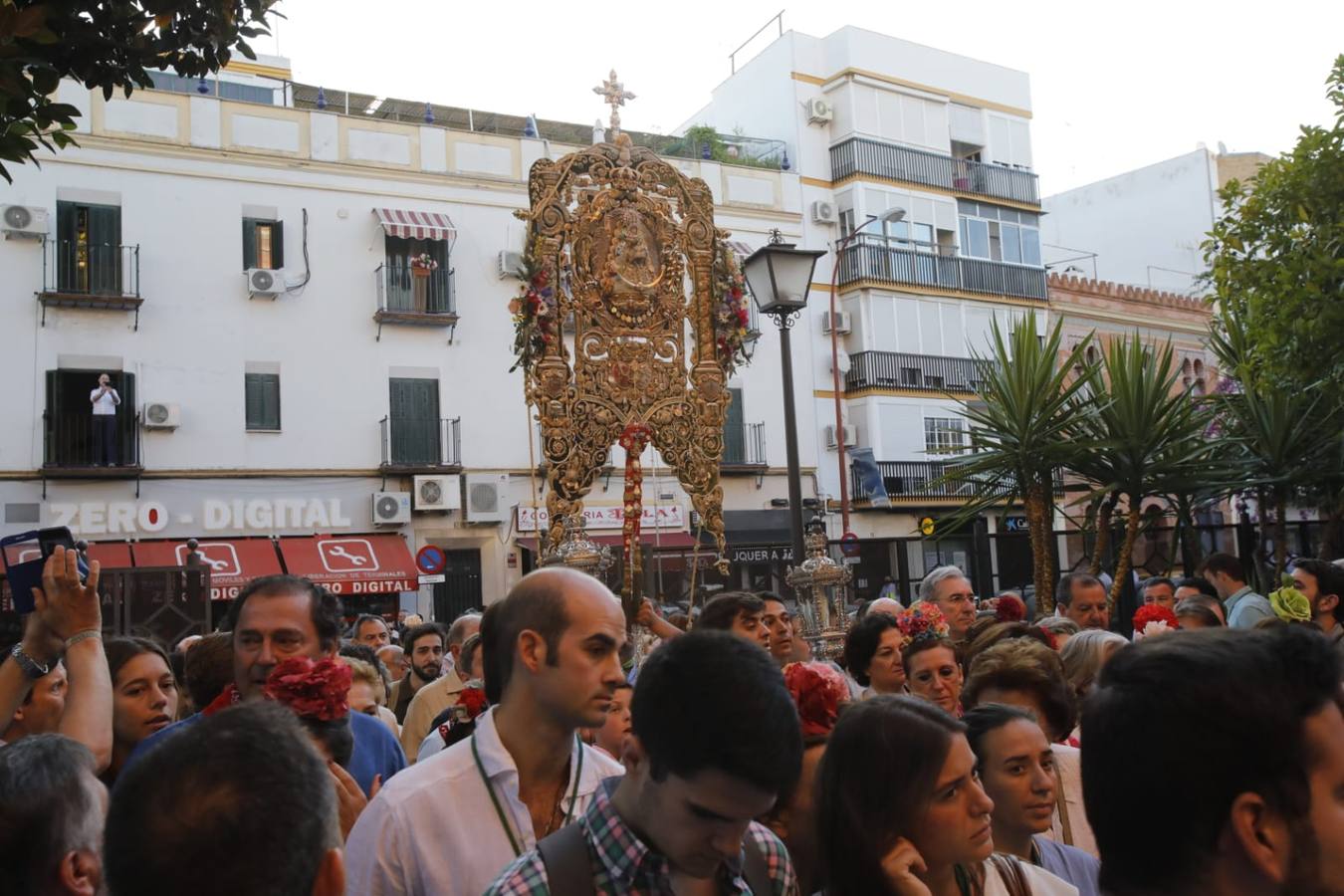 En imágenes, el Rocío de Triana inicia su camino