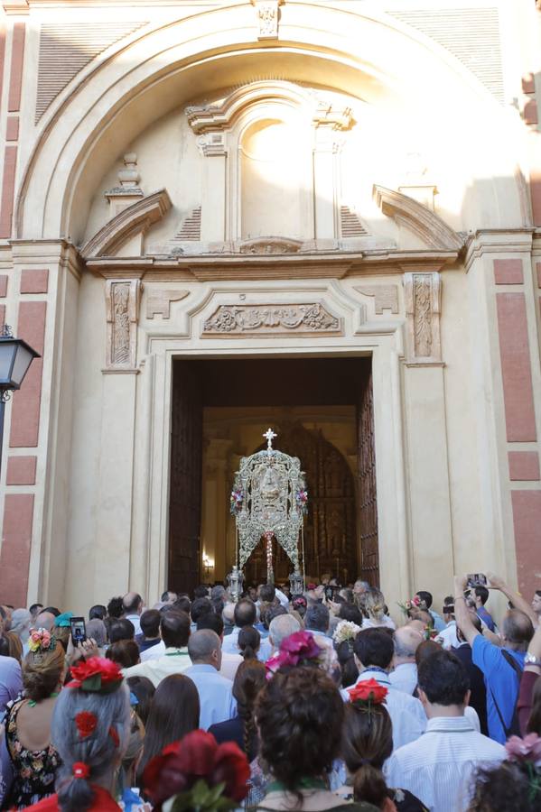 En imágenes, el Rocío de Triana inicia su camino