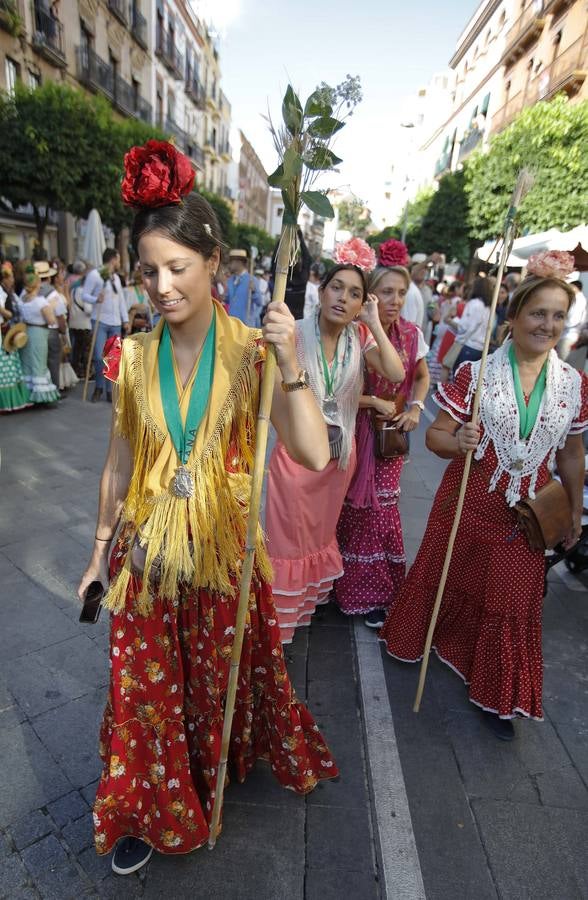 En imágenes, el Rocío de Triana inicia su camino