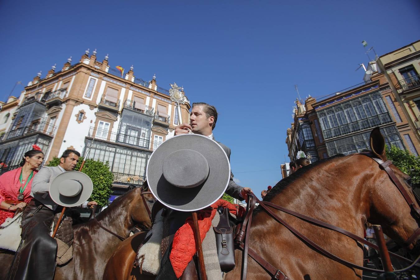 En imágenes, el Rocío de Triana inicia su camino