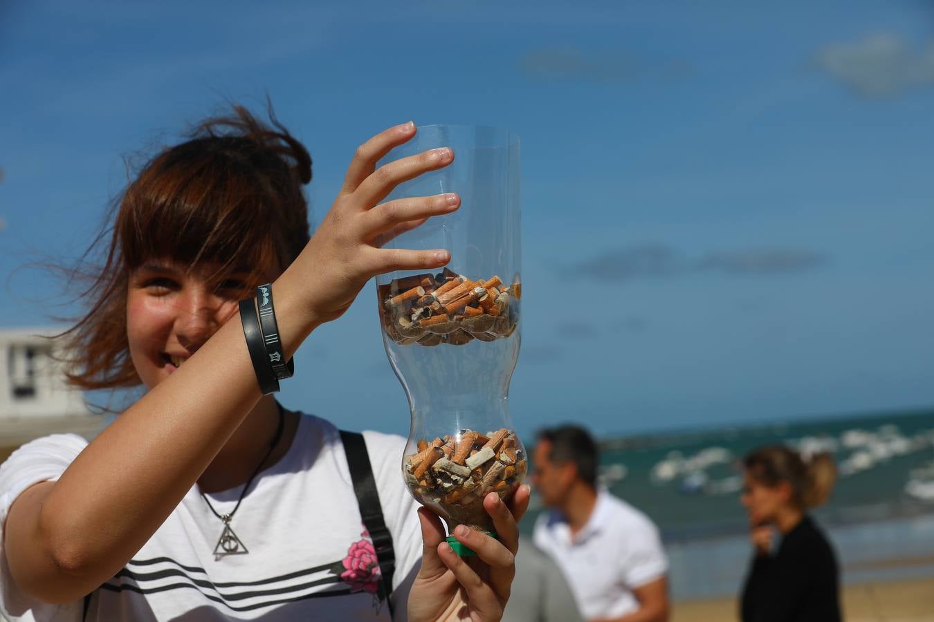 Los colegios de Cádiz limpian la playa de la Caleta por el Día Mundial del Medio Ambiente