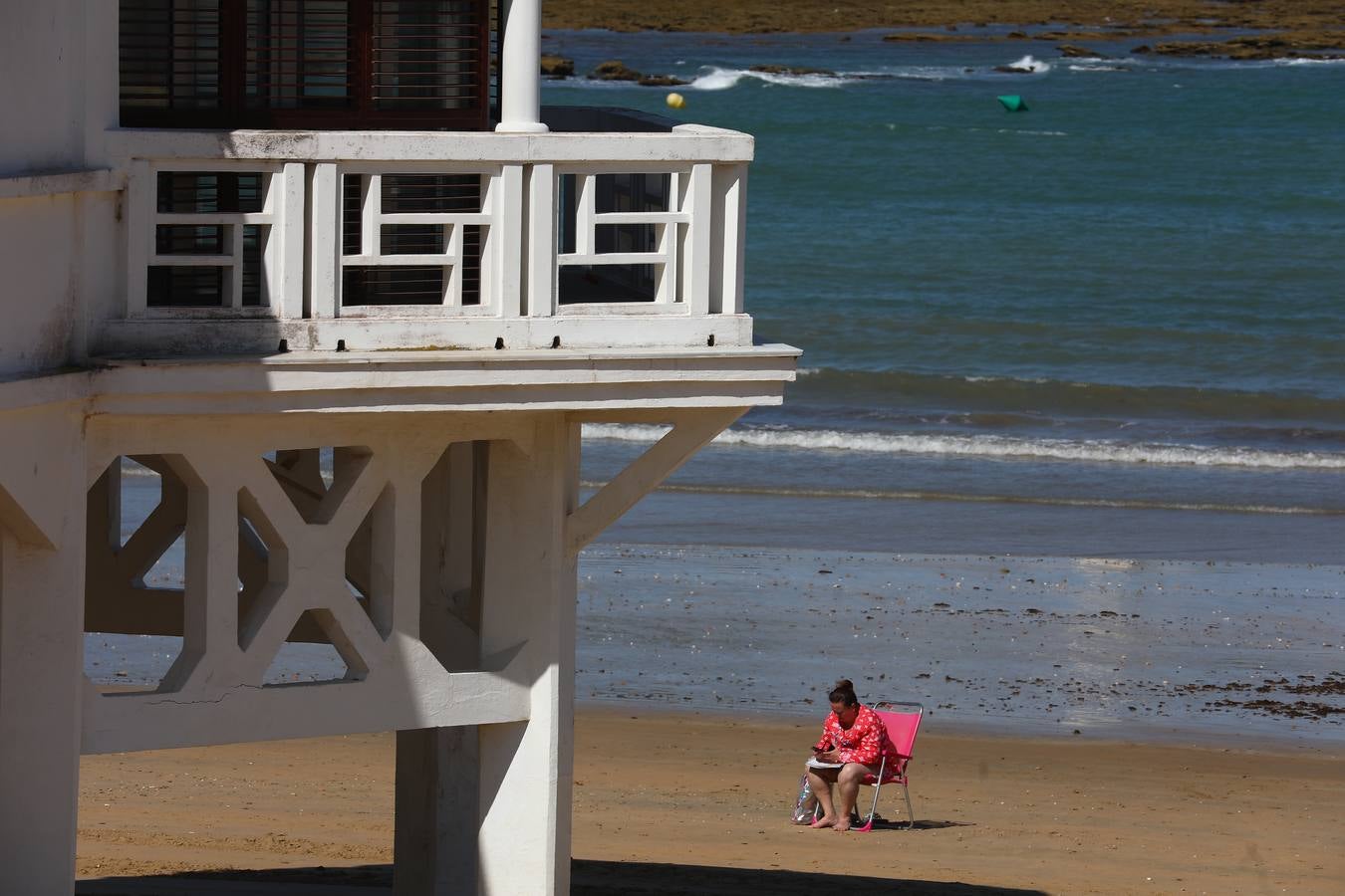 Los colegios de Cádiz limpian la playa de la Caleta por el Día Mundial del Medio Ambiente