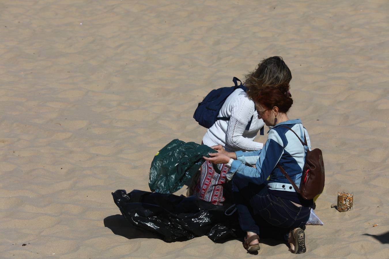 Los colegios de Cádiz limpian la playa de la Caleta por el Día Mundial del Medio Ambiente