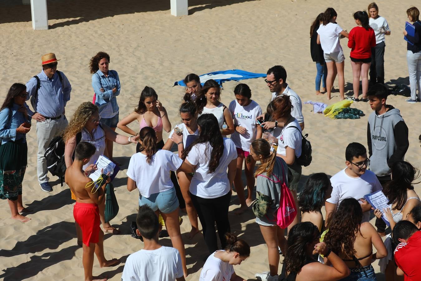 Los colegios de Cádiz limpian la playa de la Caleta por el Día Mundial del Medio Ambiente