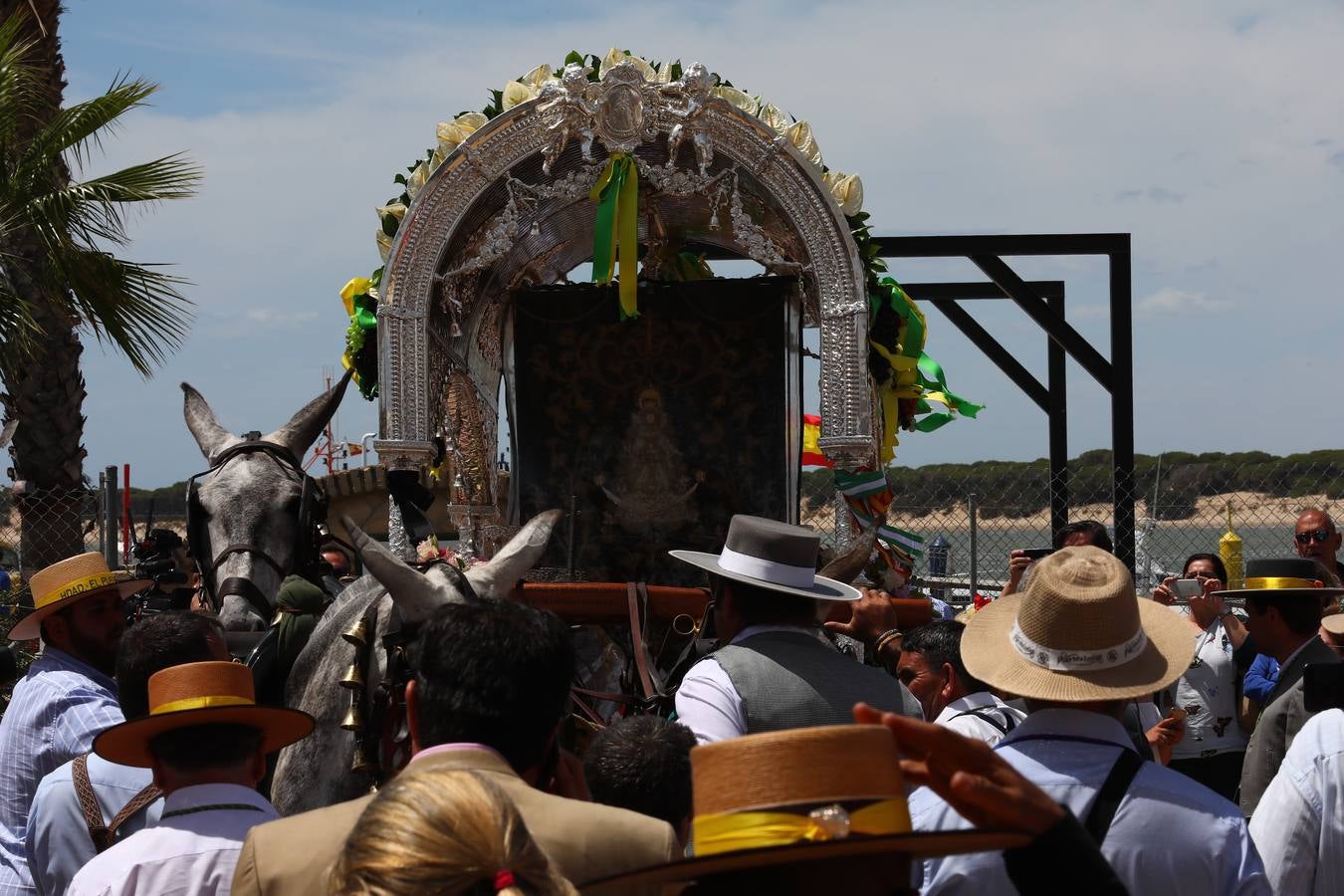 FOTOS: Finaliza el embarque de hermandades gaditanas en Bajo Guía con El Puerto y Jerez