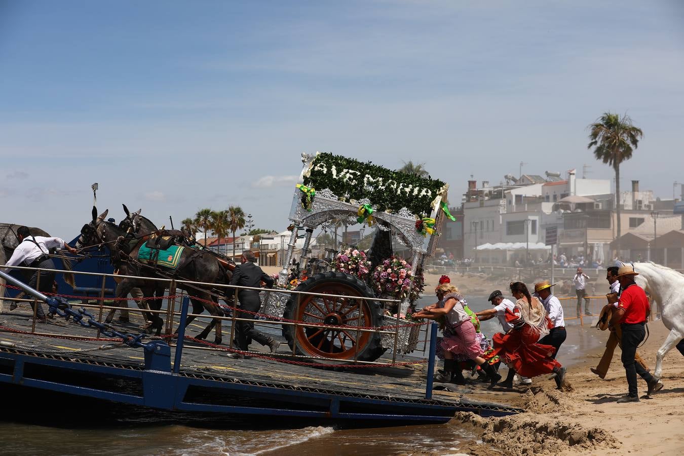 FOTOS: Finaliza el embarque de hermandades gaditanas en Bajo Guía con El Puerto y Jerez