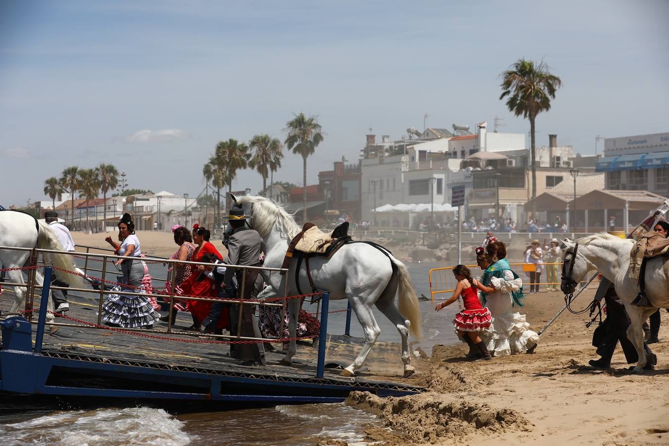 FOTOS: Finaliza el embarque de hermandades gaditanas en Bajo Guía con El Puerto y Jerez