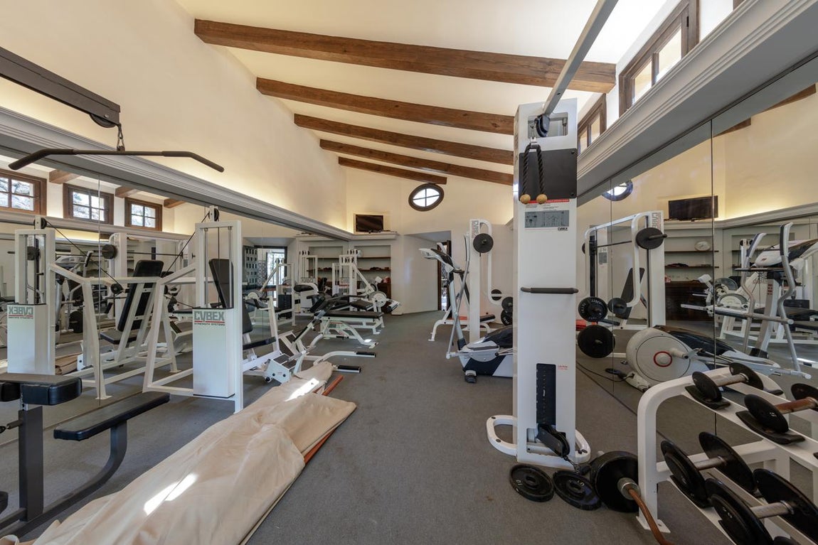 Gimnasio. Entre las instalaciones del complejo hay un gimnasio para mantenerse en forma