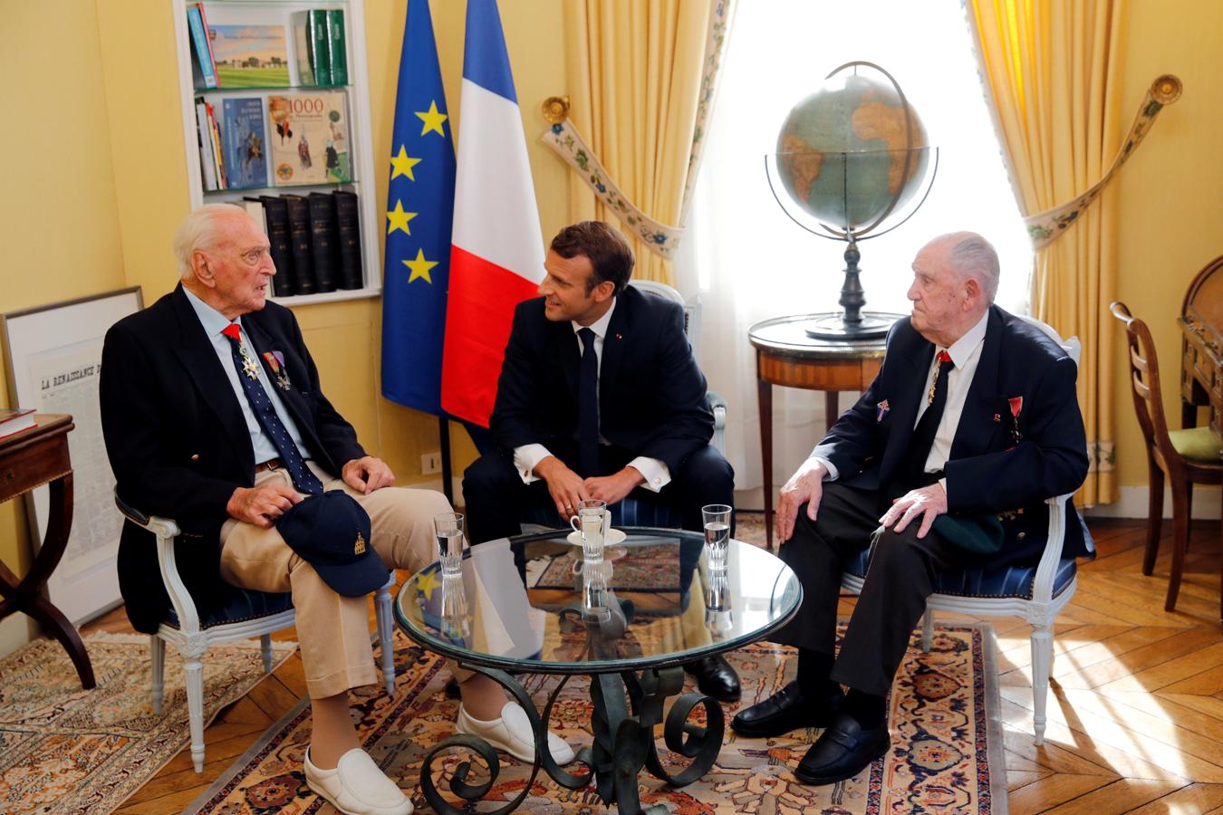 Macron se reune con dos veteranos franceses en Normandía. 