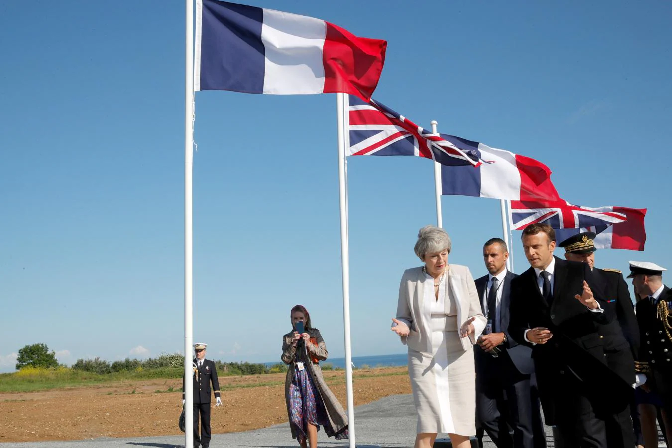 Macron y May llegan a Ver-Sur-Mer para conmemorar los actos del Día D. 