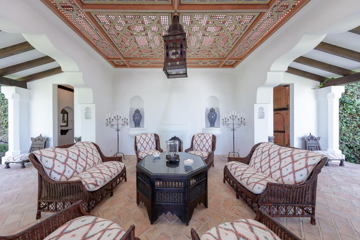 Inspiración árabe. Todo el complejo rezuma inspiración árabe tanto por los materiales que componen la vivienda, como por su arquitectura y su interiorismo