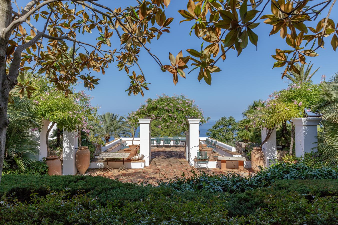Terrazas. La casa mallorquina de Michael Douglas está dotada de multitud de terrazas en su jardín que ofrecen una panorámica excepcional del océano