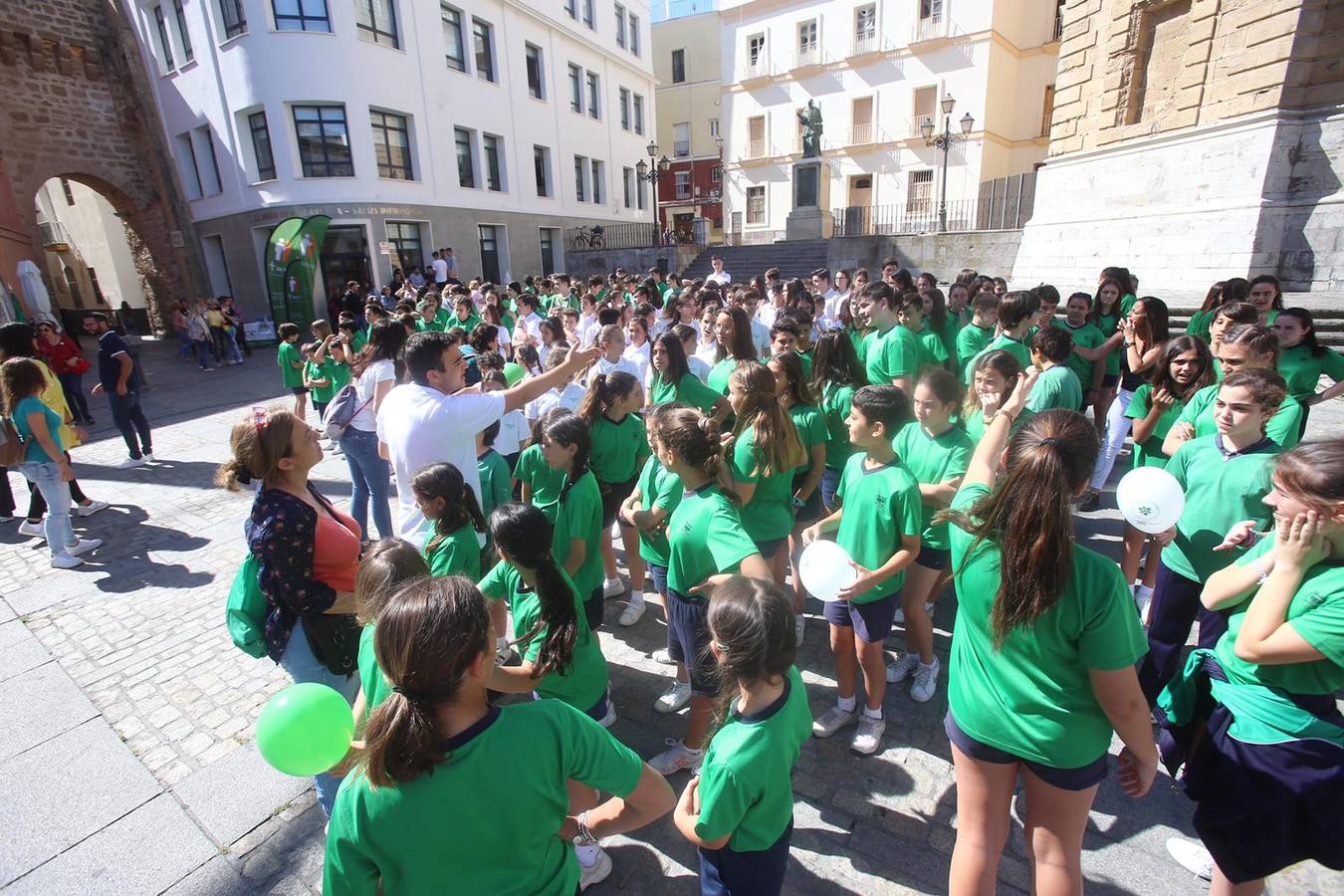Cien alumnos de Argantonio cantan el himno de la AECC #unMinutoContraelCáncer