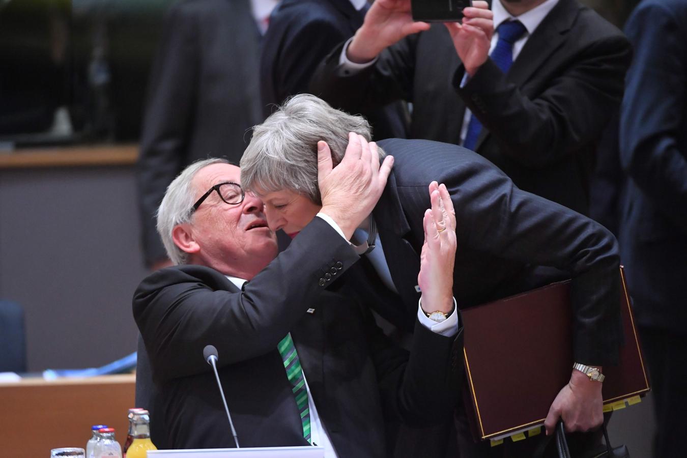 May se confronta con el presidente de la comisión europea Jean-Claude Juncker depués de que califique de «nebulosas» las demandas británicas sobre el Brexit, el 14 de diciembre de 2018. 