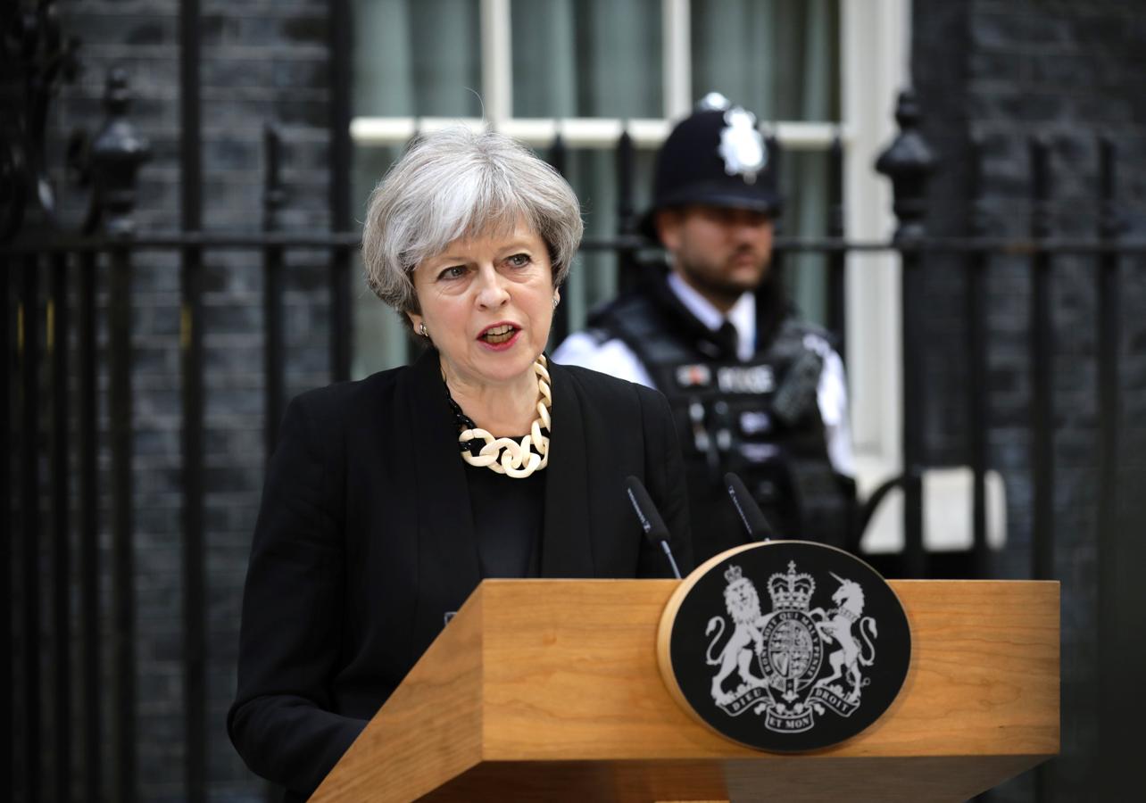 May habla delante de Downing Street, el 4 de junio de 2017, sobre los ataques terroristas del London Bridge y de Borough Market en los que murieron siete personas. 