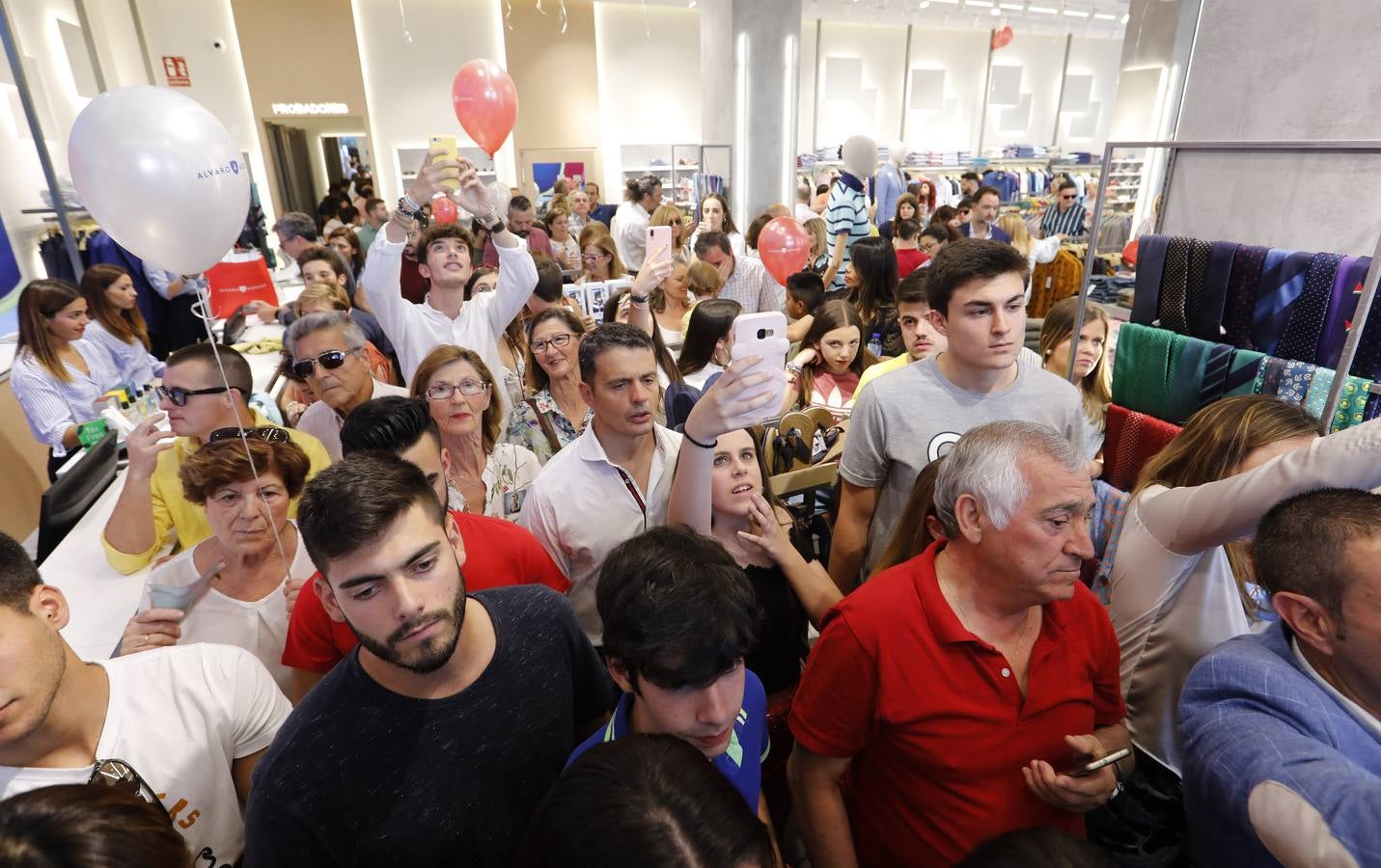 La apertura de la nueva tienda de Álvaro Moreno en Córdoba, en imágenes