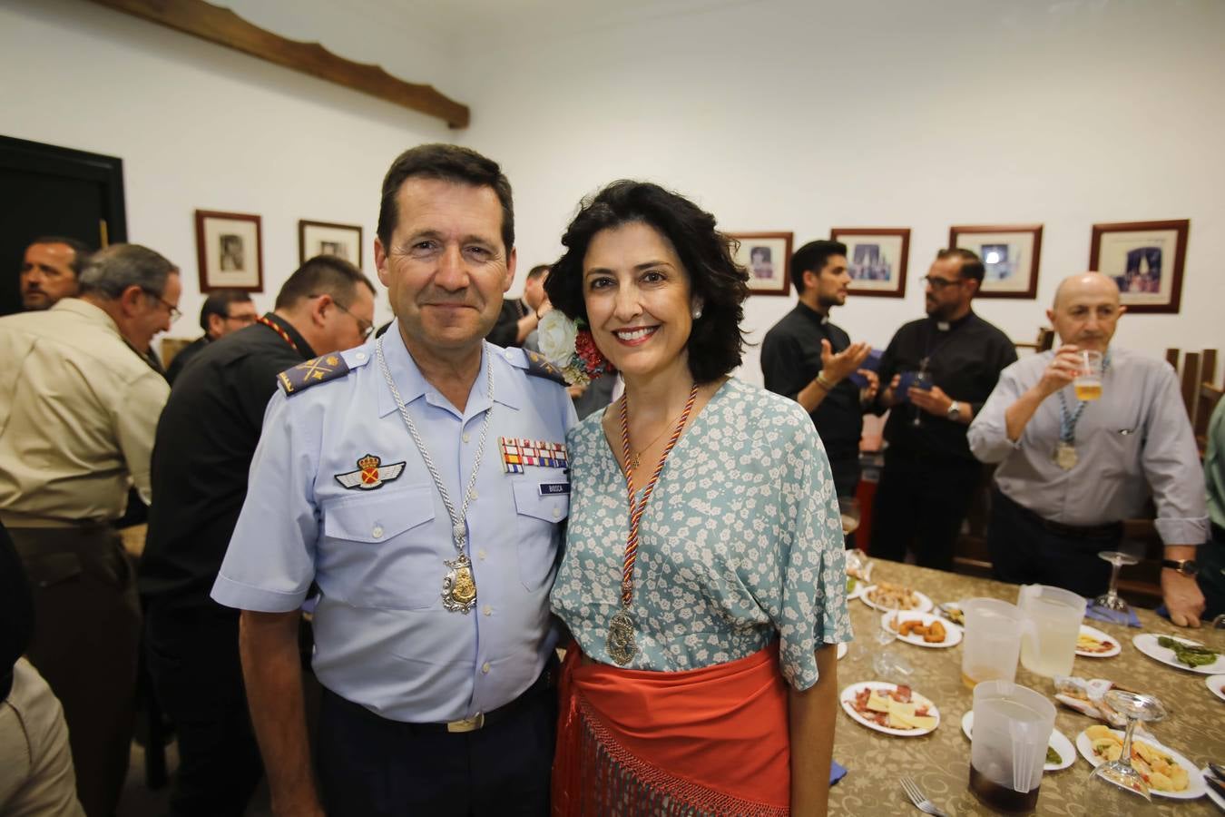 El General de División Enrique Biosca y María Jesús Vergara