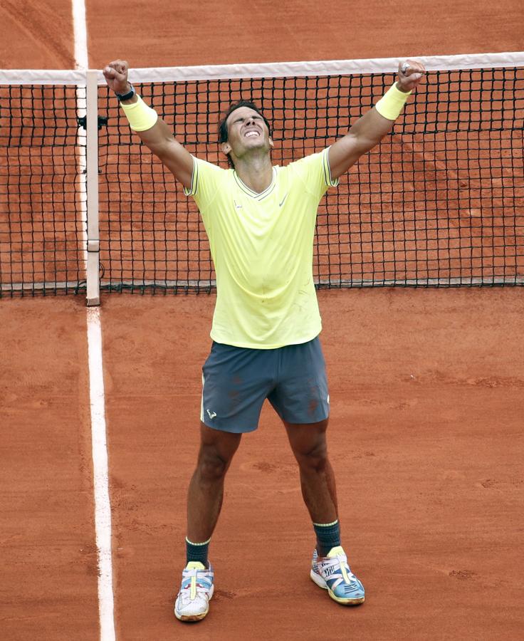 Nadal celebra su triunfo ante el cielo de París. 