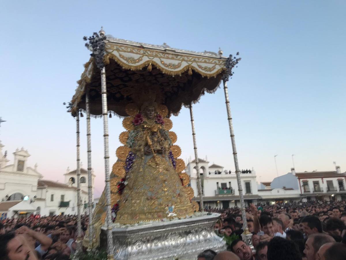 El Rocío 2019: La Virgen avanza por la aldea en brazos de los almonteños